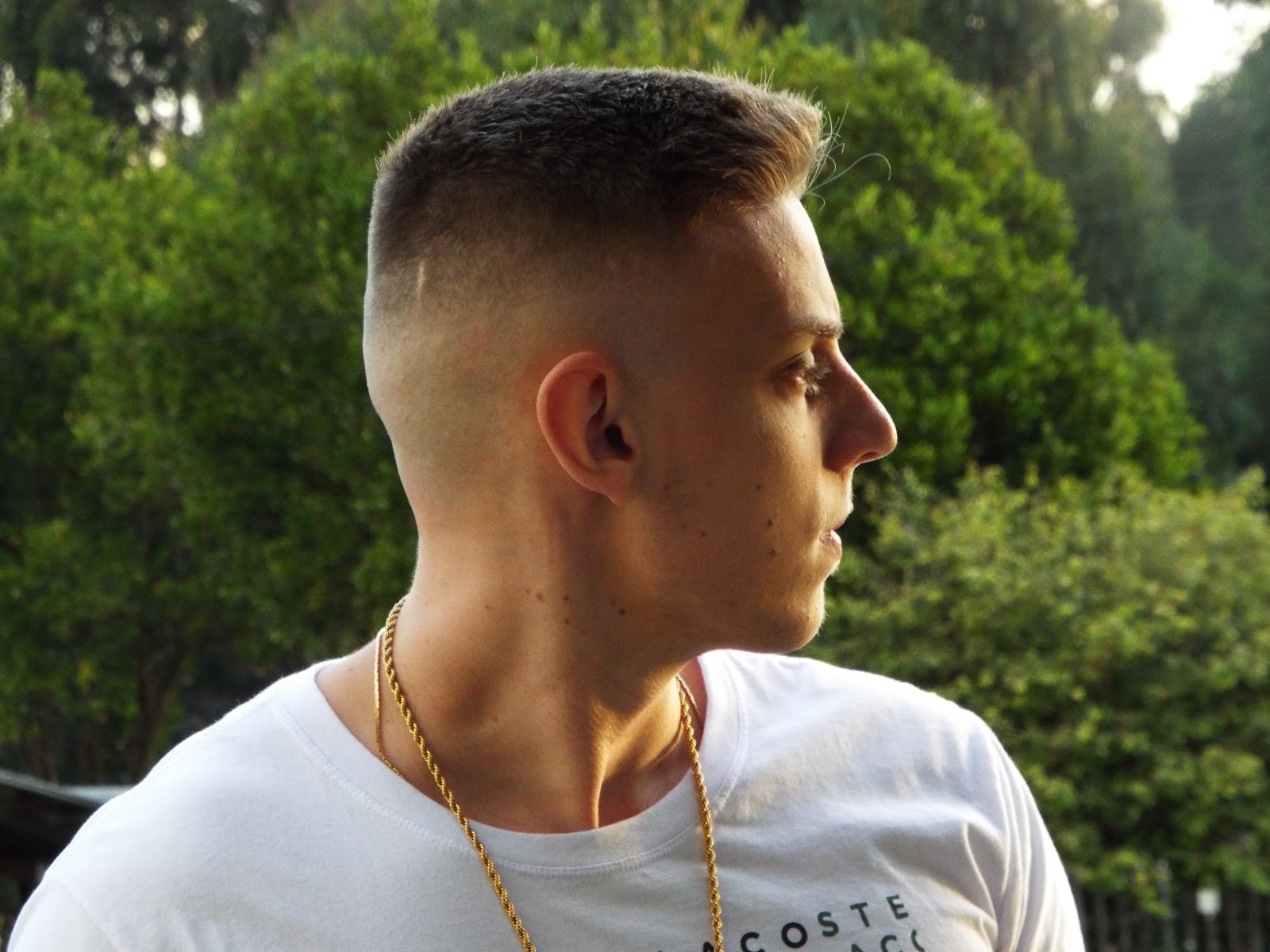 Cliente com corte degradê e fundo amarelo, foto da Joe Barbeiro