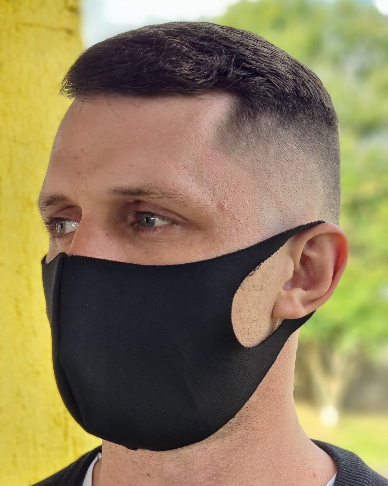 Cliente da Joe Barbeiro com o degradê pronto, fundo amarelo